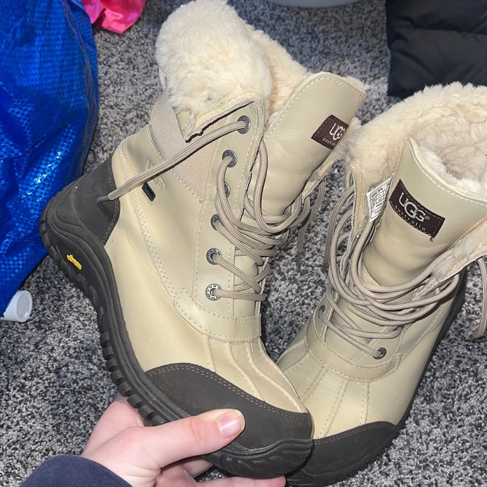 Ugg Women's Adirondack Snow Boot, Size 8, cream and black, insulated and line - Picture 4 of 11